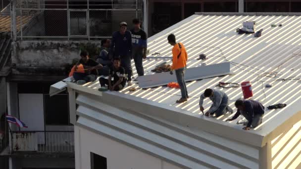 Foules de travailleurs de la construction installant un toit en aluminium — Video