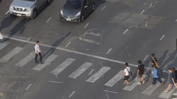 Multitud de personas cruzan la calle  . — Vídeos de Stock