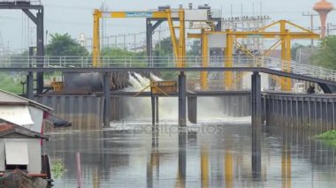 Büyük boru kanal akan suya.