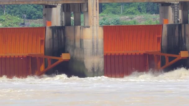 Floodgate dam w Chao Phraya Rzeka. — Wideo stockowe