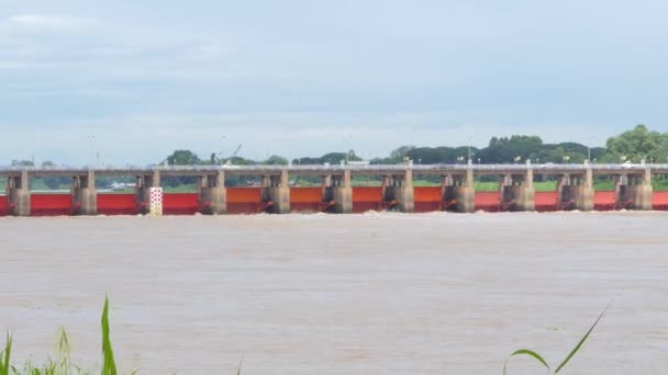 Dammlucka av dammen i floden Chao Phraya. — Stockvideo