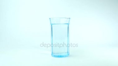 Meyve tuz bir bardak su içinde eriterek.