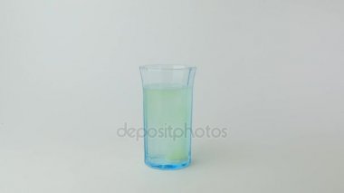 suda eriyen efervesan tablet.