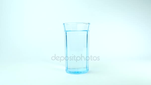Fruit Salt dissolving in a glass of water. — Stock Video