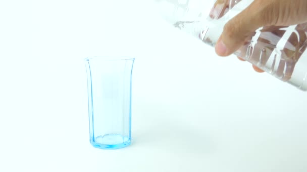 verser de l'eau dans du verre .