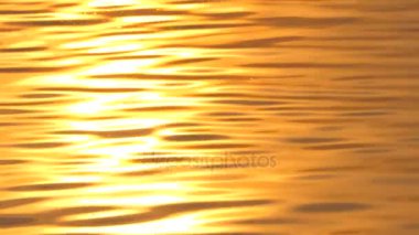 Refection su üzerinde güneş ışığı.