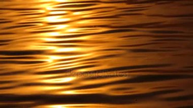 Suyun üzerindeki güneş ışığının yansıması.