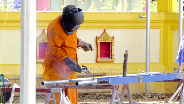 Un ouvrier de la construction soudant l'acier . — Video