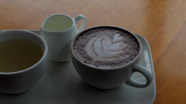 Cacao en tazas blancas . — Vídeo de stock