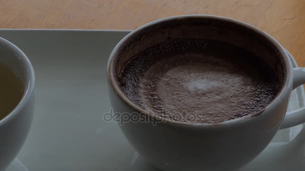 Siroop in warme chocolademelk. — Stockvideo