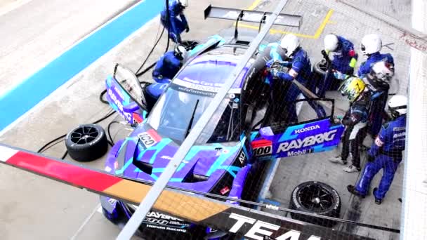 Service d'équipe changement de pneus et ravitaillement en carburant dans Autobacs Super GT 2017 . — Video