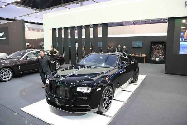 Rolls-Royce kırmızı Wraith araba