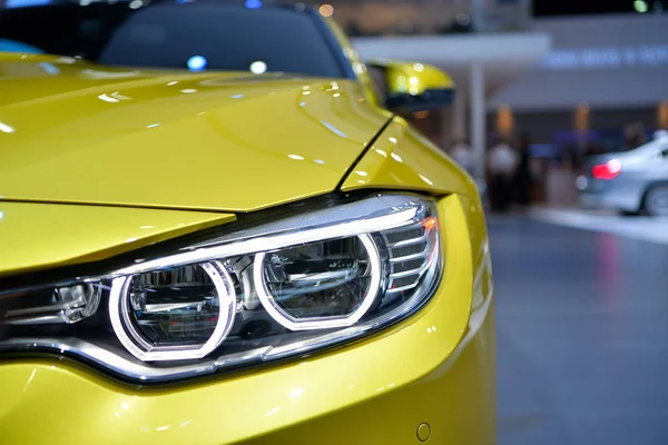 Faro de BMW M4 Coupe en Bangkok Internacional Tailandia Moto — Foto de Stock