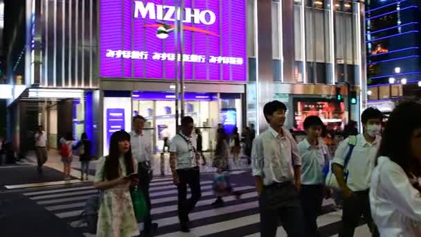 Gente japonesa y zona comercial turística alrededor de la estación de Shinjuku, Tokio, Japón . — Vídeos de Stock