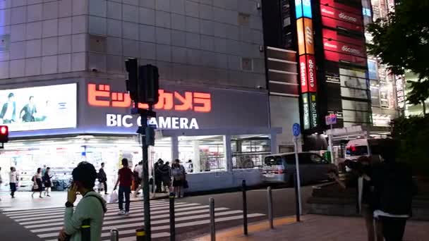 Japonci a turistické nákupní oblast kolem nádraží Shinjuku, Tokio, Japonsko. — Stock video