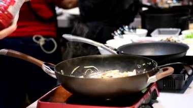 Pad thai Pan sos koymak.