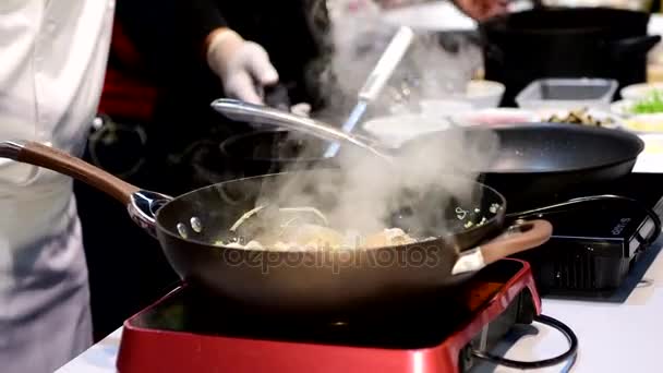 Smažení nudle Pad thai na pánvi. — Stock video