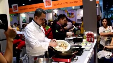  Şefler gösteriler ziyaretçiler ve alıcı için yemek vardır.