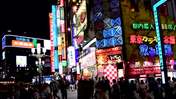 日本东京新宿站周边的日本人民和旅游购物区. — 图库视频影像