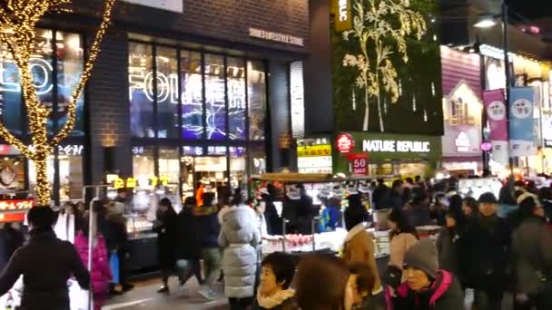 Gente coreana y turistas comprando en el mercado de Myeongdong en Seúl, Corea del Sur . — Vídeos de Stock