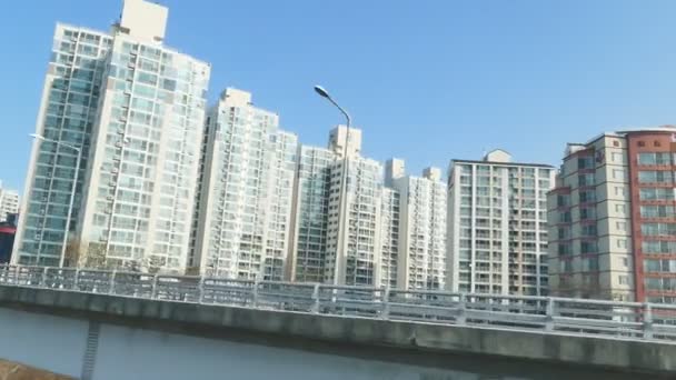 ソウルのダウンタウンで高速道路上のトラフィック — ストック動画