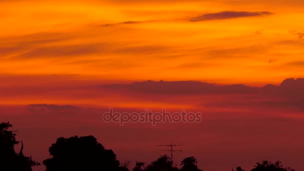 Rio Chao Phraya após o pôr do sol, zoom out . — Vídeo de Stock