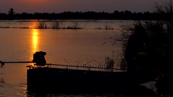 Bateau transportant des victimes des inondations — Video