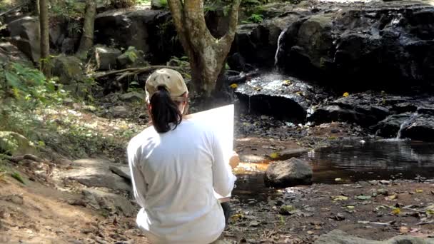 专业画家绘画自然风景 瀑布和自然 在纸在热带雨林 — 图库视频影像