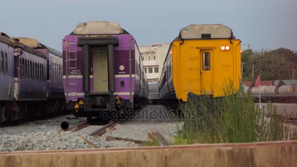 Tren Istasyonunda Bangkok Tayland Yolcu Treninin Yakınlaştır — Stok video