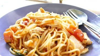 Taze makarna tavuk plaka üzerinde. Italyan Mutfagi.