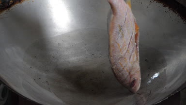 Balığı balık bitkisel yağ ile tavada kızartma. pişirme kızarmış balık kavramı.