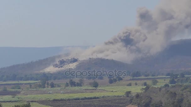 航空作戦 爆撃機だったリリース軍事敵のターゲットに 500 ポンド爆弾 — ストック動画