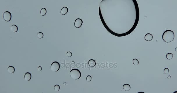 Gotas Agua Lluvia Está Vertiendo Sobre Vidrio Del Coche Tiempo — Vídeo de stock