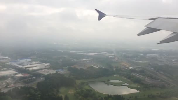 Uçağın Kanat Inerken Uçak Penceresinden Ateş — Stok video