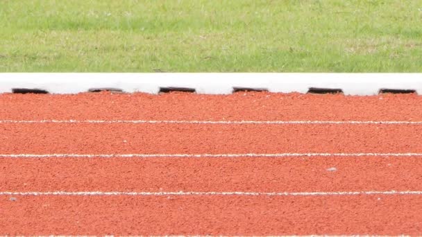 Biała Linia Czerwonej Ziemi Gumy Bieżni Stadionie — Wideo stockowe