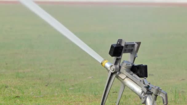 Grande Rega Aspersor Para Grama Quintal Campo Futebol — Vídeo de Stock