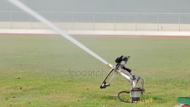 Grande Rega Aspersor Para Grama Quintal Campo Futebol — Vídeo de Stock