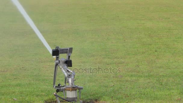 Large Sprinkler Watering Yard Grass Football Field — Stock Video