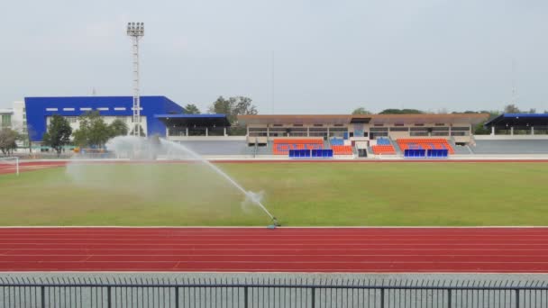 Large Sprinkler Watering Yard Grass Football Field — Stock Video