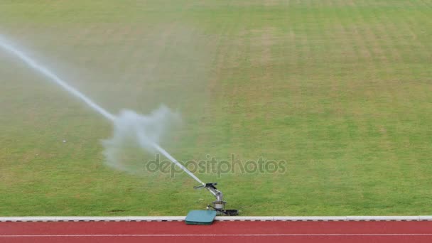 サッカー場のヤードの草の水遣り大型スプリンクラー — ストック動画