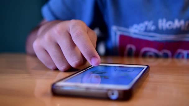 Kinder Benutzen Smartphone Nahaufnahme Von Kinderfingern Die Auf Dem Smartphone — Stockvideo