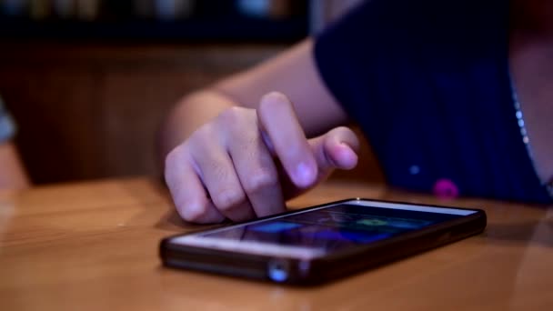 Los Niños Usan Teléfono Inteligente Primer Plano Los Dedos Los — Vídeos de Stock