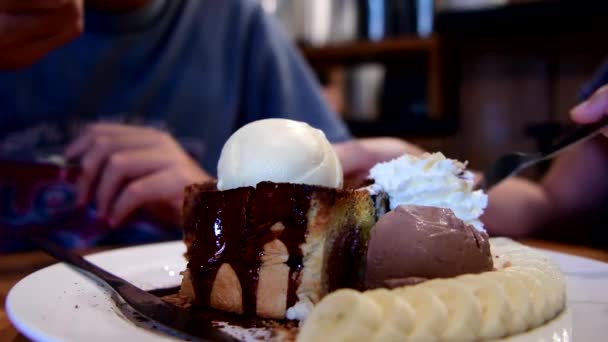 Медовый Тост Шоколадным Мороженым Шоколадным Сиропом Пищевая Промышленность — стоковое видео
