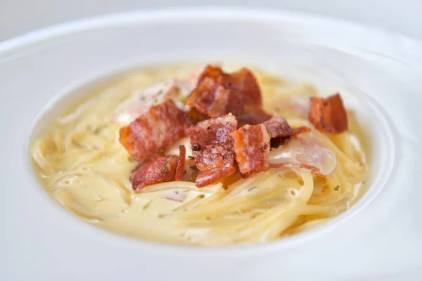 Spaghetti carbonara met knapperig spek Stockfoto