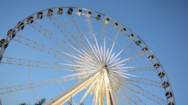 Akşam bir eğlence parkında büyük dönme dolap. 