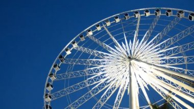 Akşam bir eğlence parkında büyük dönme dolap. 