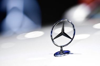 Nonthaburi - 29 Kasım: Logo, Mercedes-Benz üzerinde 29 Kasım 2017 Nonthaburi, Tayland Tayland Uluslararası Motor Expo 2017 ekranda.