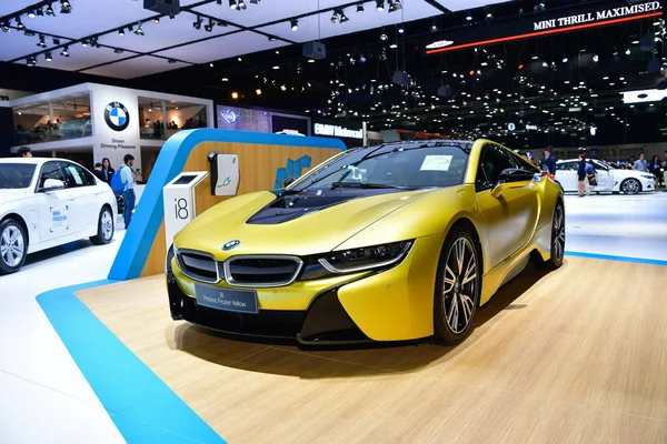 Protonic κατεψυγμένα κίτρινο αυτοκίνητο BMW i8 — Φωτογραφία Αρχείου