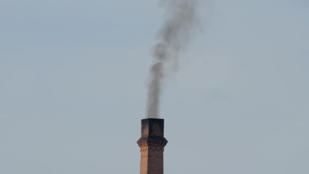 Fumée Noire Vieille Cheminée Usine Effet Pollution Atmosphérique Sur Environnement — Video