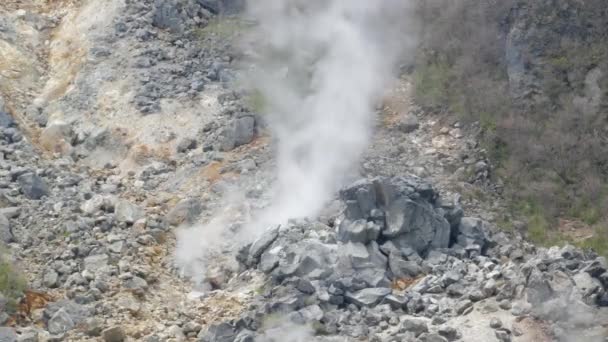 蒸汽出地面 硫磺喷口和减少地球内的压力 在山谷火山 Owakudani 它的地标旅游区在富士火山 — 图库视频影像